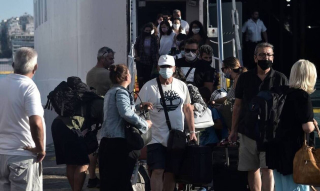 Κορονοϊός: Κρίσιμο τεστ για νέα μέτρα η επιστροφή των εκδρομέων