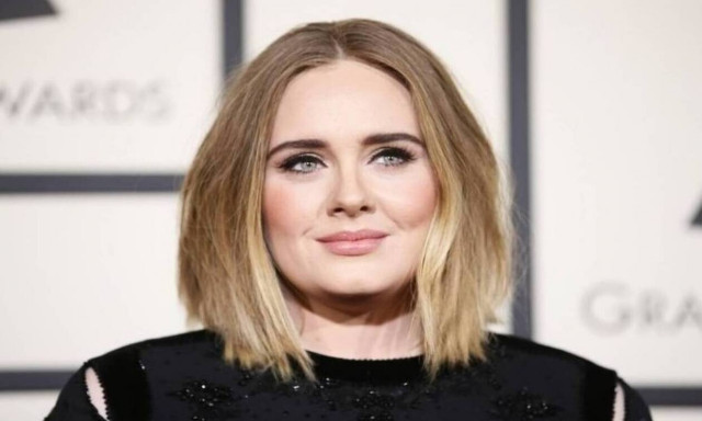 Adele: Άλλος άνθρωπος! Με μπικίνι και... φτερά στο κεφάλι - Τα αρνητικά σχόλια (pics)