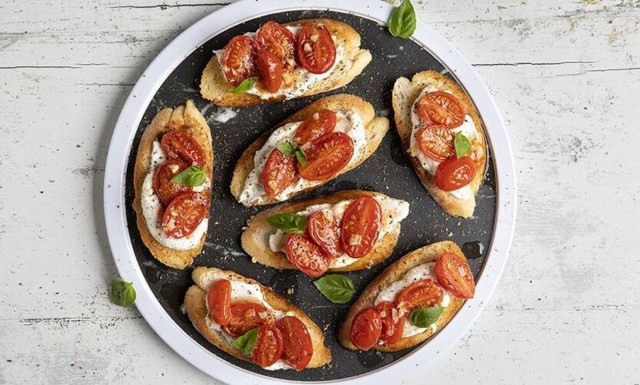 Άκης Πετρετζίκης: Μπρουσκέτες με ντοματίνια κονφί και ρικότα