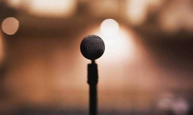 Πασίγνωστη τραγουδίστρια δείχνει το σώμα της 5 ημέρες μετά την γέννα (pics) 