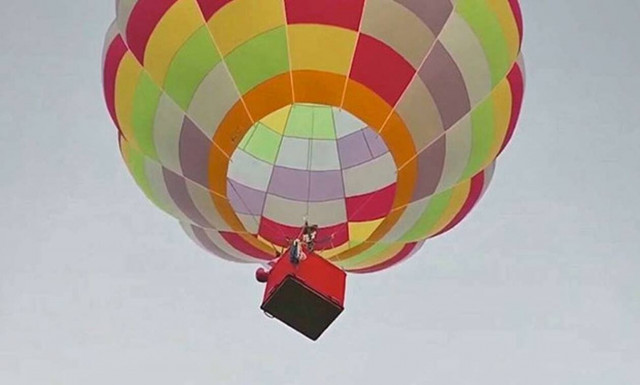 Δεν θα πιστεύετε ποιος «πιλοτάρει» αυτό το αερόστατο! (vid)