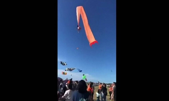 Στιγμές τρόμου για τρίχρονη: Μπλέχτηκε σε αετό και βρέθηκε 30 μέτρα πάνω από το έδαφος