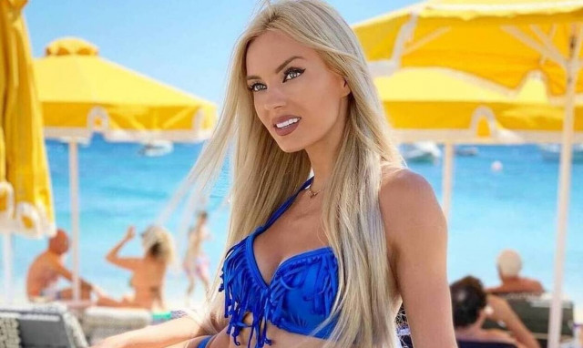 Τζούλια Νόβα: Στη Σαντορίνη με... καυτό μπικίνι - Σαν ηφαίστειο που ξυπνά (pics)