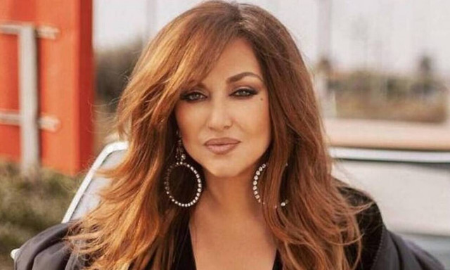 Καίτη Γαρμπή: Αμακιγιάριστη και χωρίς photoshop στην πισίνα (pics)