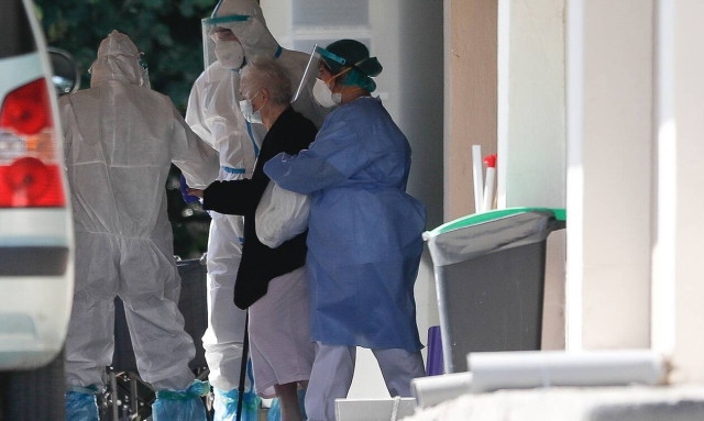 Κορονοϊός: Συναγερμός για τους θετικούς στον ιό που «σπάνε» την καραντίνα και αλωνίζουν την Ελλάδα