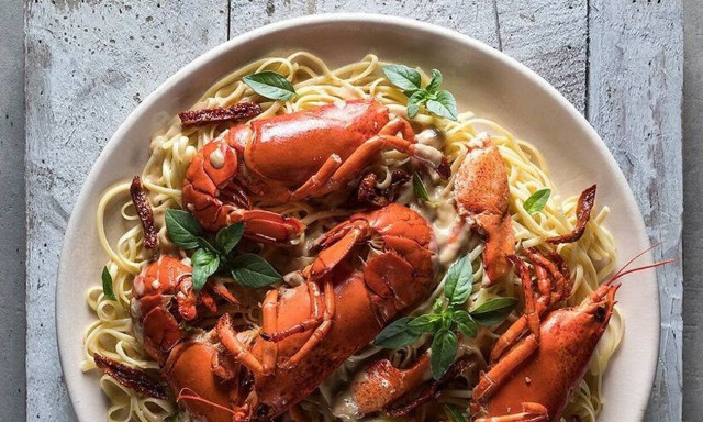 Αστακομακαρονάδα με λευκή σάλτσα από τον Άκη Πετρετζίκη!