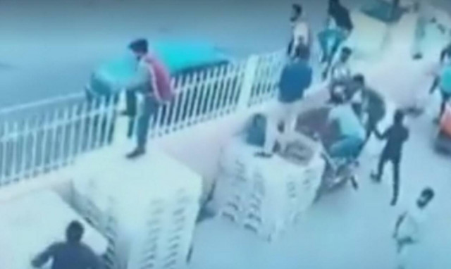 Βίντεο - σοκ: Άγριο ξύλο Ελλήνων με Πακιστανούς - Πέντε τραυματίες 