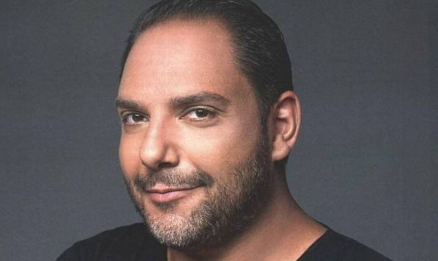 Ο Στέλιος Διονυσίου κάνει... πρόγραμμα σε αεροπλάνο για Κύπρο - Δεν φορούσαν μάσκες (pics)