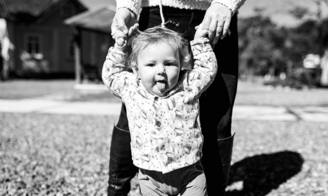 Ο κίνδυνος της περπατούρας και τα πρώτα βήματα του παιδιού