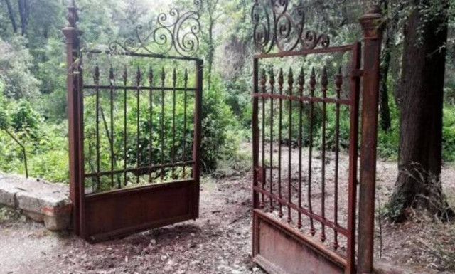 Βανδαλισμοί στους τάφους του Παύλου και της Φρειδερίκης στο Τατόι  