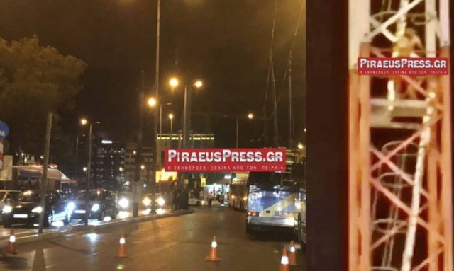 Πειραιάς: Άνδρας απειλούσε να πέσει από γερανό του Μετρό - Συγκλονιστικές εικόνες (pics - vid)