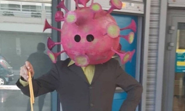 Ο κορονοϊός εμφανίστηκε στα Χανιά κι έβγαλε φωτογραφίες με τους περαστικούς (vid)