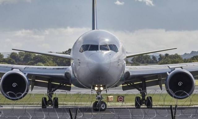 Χαμός σε αεροδρόμιο! Γυναίκα σκαρφάλωσε σε αεροπλάνο - Δείτε τι έκανε (pics)