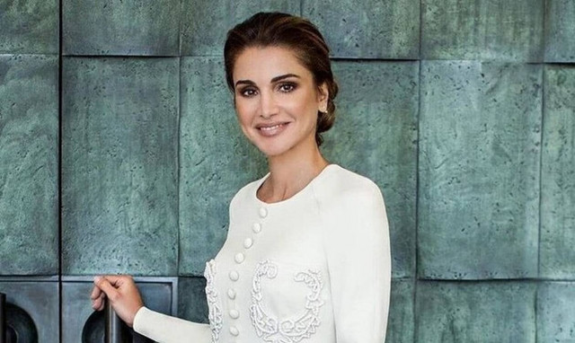 Βασίλισσα Ράνια της Ιορδανίας: Έγινε 50 και θαυμάζουμε τα πιο iconic look της