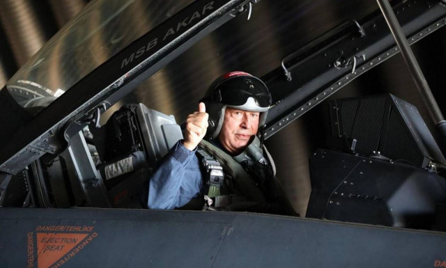 Νέο βίντεο-πρόκληση από την Τουρκία: Ο Ακάρ πετά με F-16 και απειλεί ΗΠΑ - Γαλλία