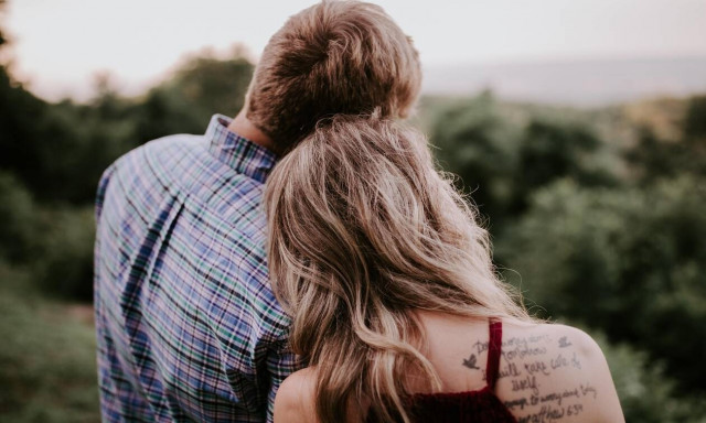 Πώς να βοηθήσεις τον σύντροφό σου αν έχει άγχος λόγω κορονοϊού