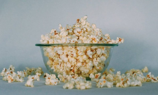 Τι πραγματικά συμβαίνει στο σώμα σου όταν τρως & βλέπεις τηλεόραση 