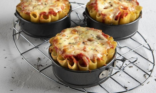 Άκης Πετρετζίκης: Ατομικές πίτες ζυμαρικών