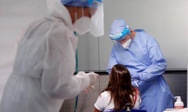 Κορονοϊός: Aνησυχία για τη μεγάλη διασπορά από νέους - Αυξήθηκαν διασωληνωμένοι και νεκροί