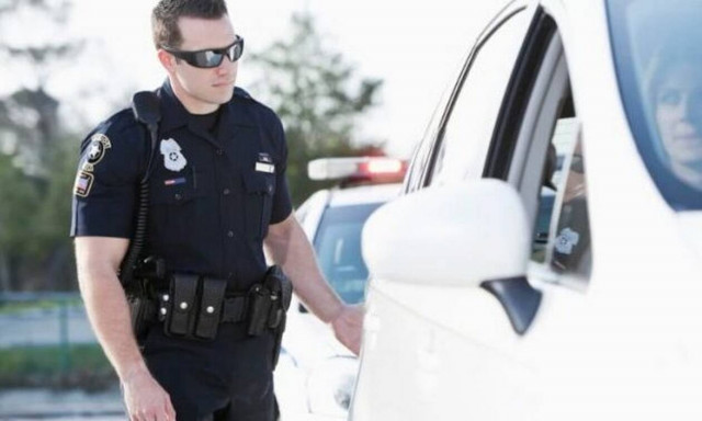 Γιατί οι αστυνομικοί αγγίζουν το αυτοκίνητο όταν σε σταματούν για έλεγχο