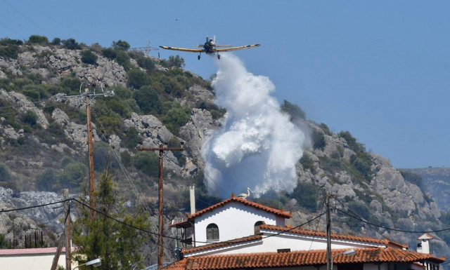 Κορινθία: «Υπό μερικό έλεγχο» η μεγάλη φωτιά - Εκκενώθηκαν οικισμοί (pics&vid)