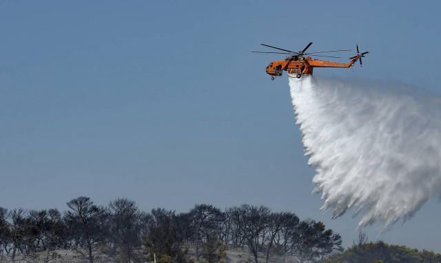 Νύχτα αγωνίας στην Κεφαλονιά: Ενισχύονται οι δυνάμεις της Πυροσβεστικής στα Αννινάτα