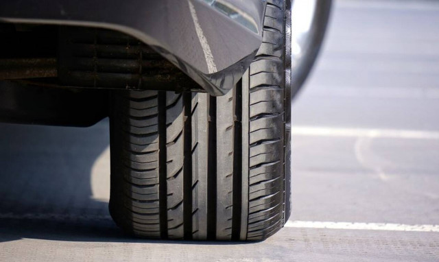 Αδιανόητη τραγωδία: Έβγαλε τον σκύλο βόλτα και πέθανε από ρόδα που έπεσε στο κεφάλι του!