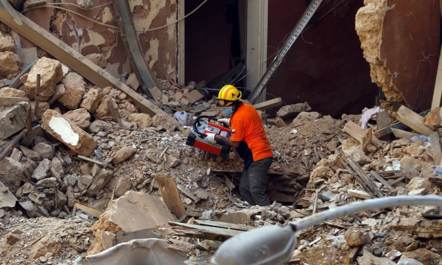 Βηρυτός: Με γυμνά χέρια ψάχνουν επιζώντες στα συντρίμμια κτηρίου