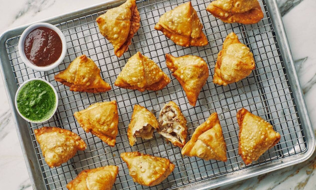Άκης Πετρετζίκης: Γευστικά samosas