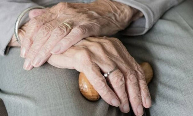 Κρήτη: Πήγαν επίσκεψη σε ηλικιωμένη και την κόλλησαν κορονοϊό – Σε καραντίνα οι συγγενείς της