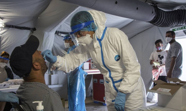 Κορονοϊός: Ανησυχία για τους αρνητές του ιού στην Ελλάδα – Η γνώμη των πολιτών για το εμβόλιο