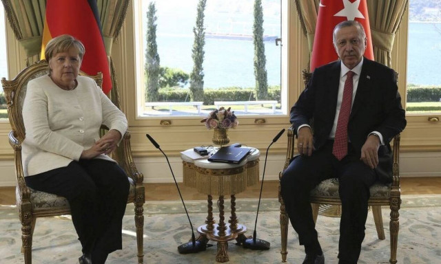 «Μουρμούρα» Ερντογάν σε Μέρκελ: «Γιατί η Γαλλία βρίσκεται στα πόδια μας;»