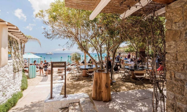 Χαμός στη Μύκονο - Το Nammos δίνει δωρεάν ξαπλώστρες και έγινε το... έλα να δεις!