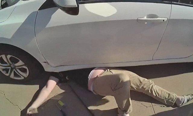 Δείτε τι έγινε όταν ο άτυχος άνδρας κόλλησε κάτω από το αυτοκίνητο! (vid)