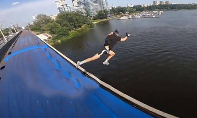 Άνδρας ανέβηκε στην οροφή του τρένου και βούτηξε στο ποτάμι! (vid)