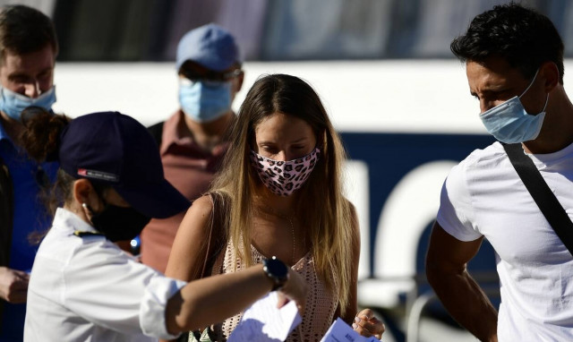 Κορονοϊός: «Πονοκέφαλος» οι συνωμοσιολόγοι κατά του Covid-19