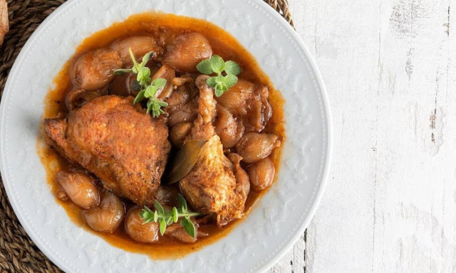 Άκης Πετρετζίκης: Κοτόπουλο στιφάδο στη χύτρα ταχύτητας