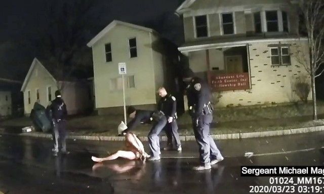 ΗΠΑ: Γυμνοί διαδηλωτές διαμαρτυρήθηκαν ειρηνικά για τον θάνατο του Αφροαμερικανού Ντάνιελ Προυντ 