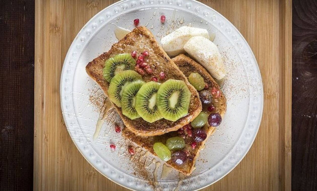 Άκης Πετρετζίκης: Αβγοφέτες με μέλι και φρούτα