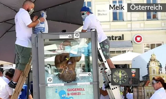 Απίστευτες εικόνες: Έμεινε 2,5 ώρες μέσα στον πάγο φορώντας μόνο το μαγιό του (vid)