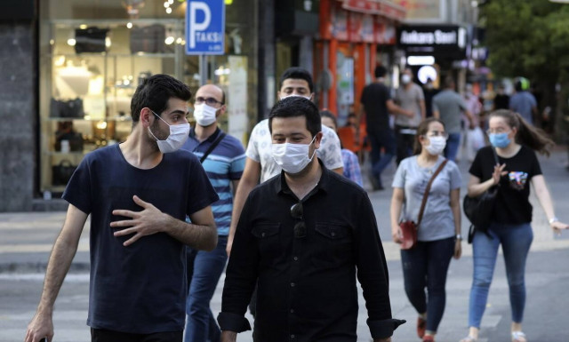 Ο κορονοϊός χτυπάει όλο και περισσότερους νέους στην Τουρκία