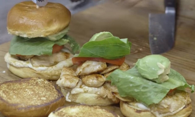 Άκης Πετρετζίκης: Healthy burger με κοτόπουλο