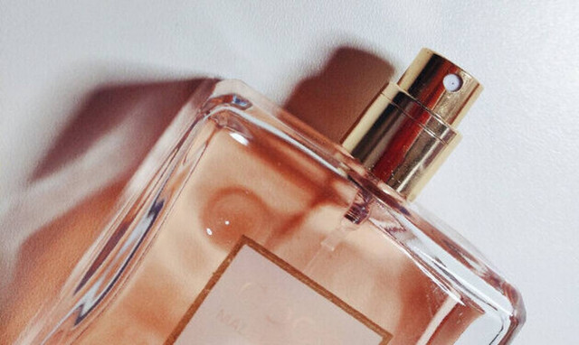 Φοράς το άρωμά σου αλλά δεν κρατάει για ώρες; Δες τι πρέπει να κάνεις