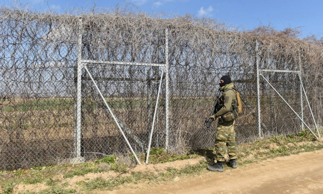 Έβρος: Έτσι περνούν τα σύνορα οι μετανάστες - Η βοήθεια των Τούρκων και τα νέα περάσματα