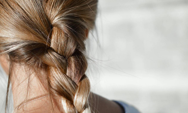 Γιατί πρέπει να βάζεις λεμόνι στα μαλλιά σου;