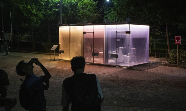 Γυάλινες δημόσιες τουαλέτες στη μέση ενός πάρκου; Δείτε τις φωτογραφίες