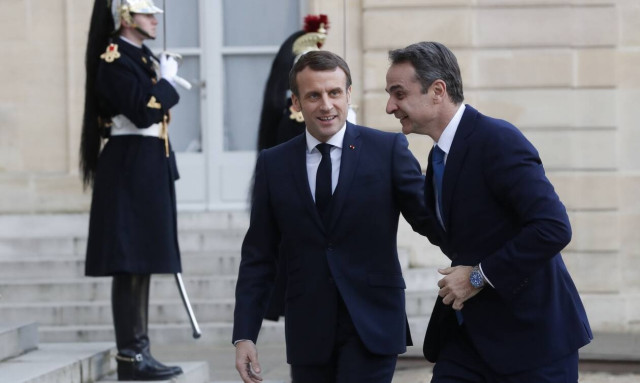 Δίνουν τα χέρια Μητσοτάκης - Μακρόν: Πέφτουν οι υπογραφές της αμυντικής συνεργασίας