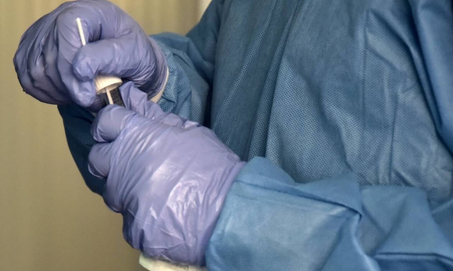 Κορονοϊός - Εμβόλιο: Ανησυχία για τη διακοπή των δοκιμών της AstraZeneca