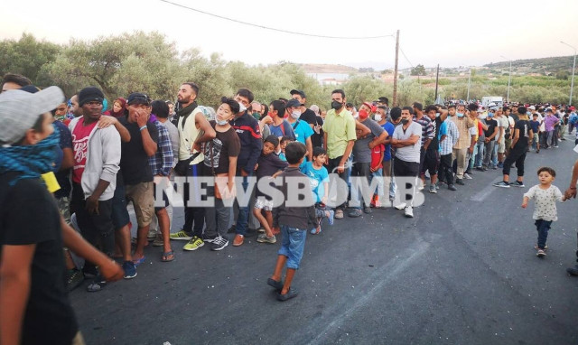 ΤΩΡΑ: Φλέγεται πάλι Μόρια – Πυκνοί καπνοί και χάος - Χιλιάδες στους δρόμους γύρω από το ΚΥΤ