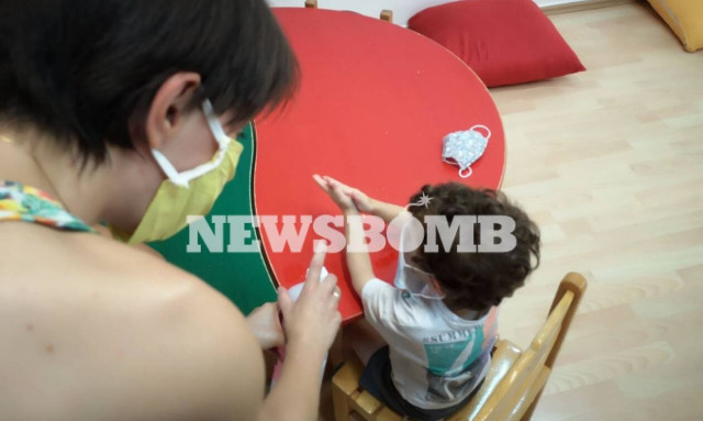 MathainoumeAsfaleis: Τα παιδιά τραγουδούν τα μέτρα πρόληψης κατά του κορονοϊού (vid)